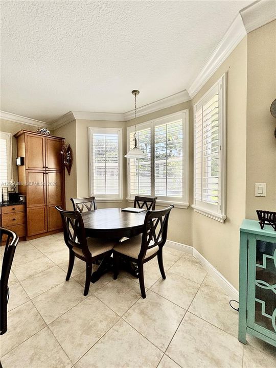 Activo con contrato: $675,000 (4 camas, 2 baños, 2525 Pies cuadrados)