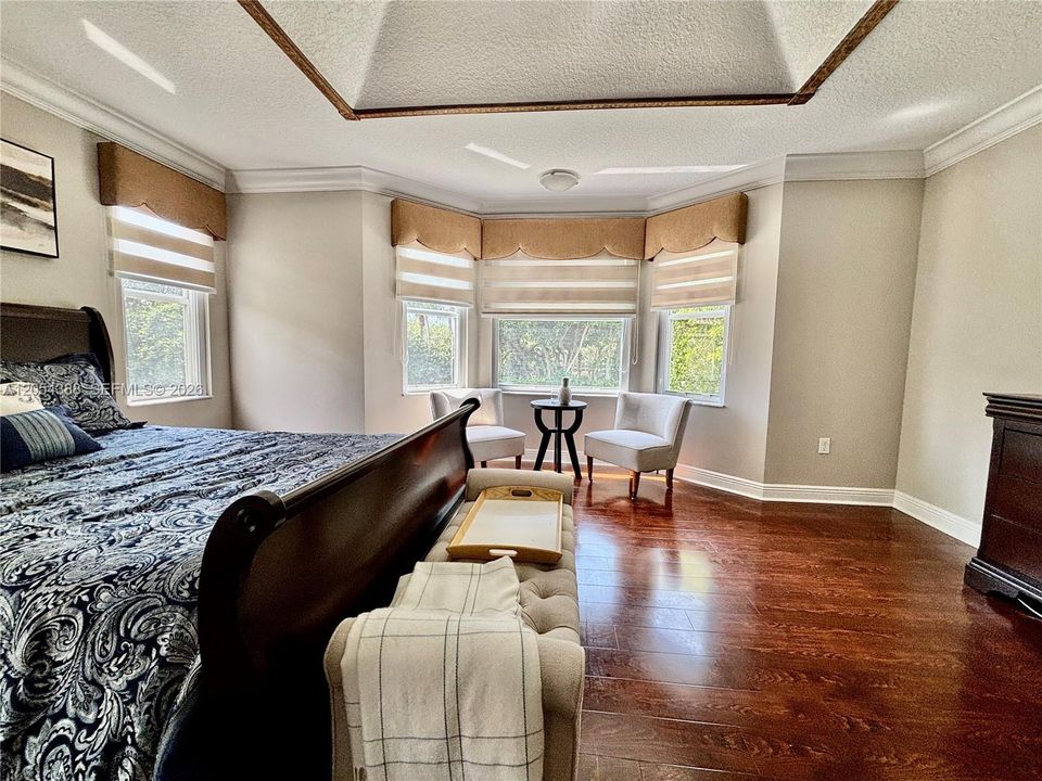 Activo con contrato: $675,000 (4 camas, 2 baños, 2525 Pies cuadrados)