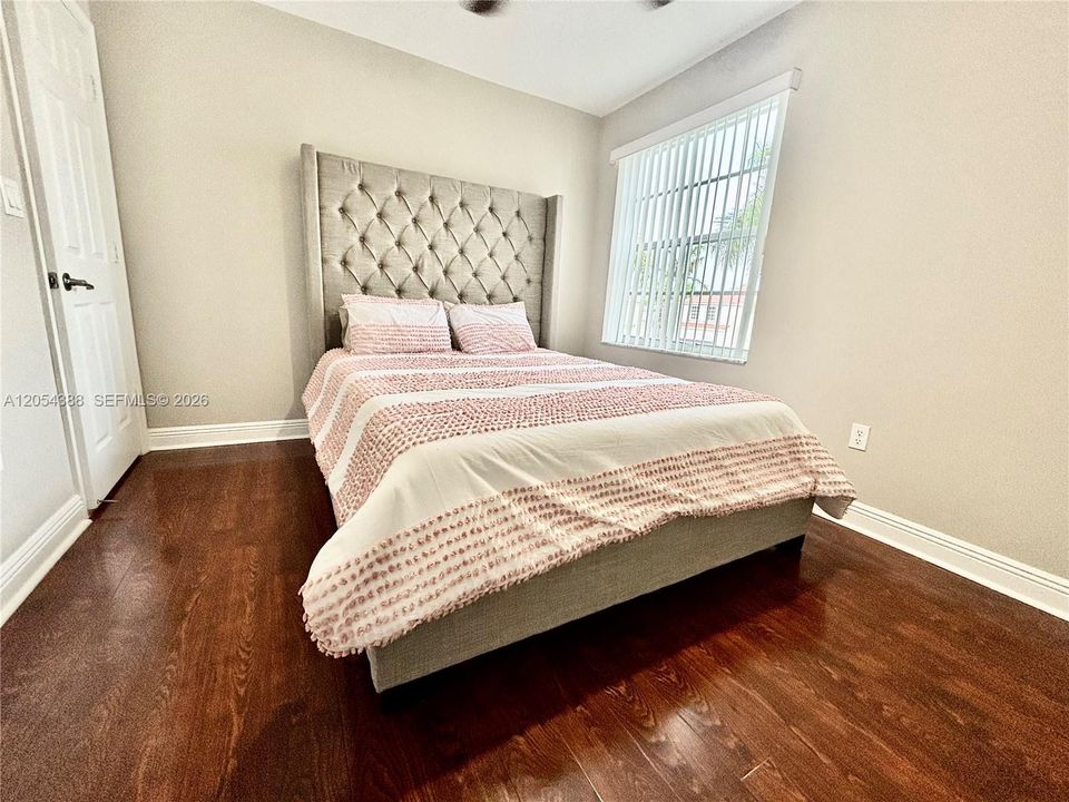 Activo con contrato: $675,000 (4 camas, 2 baños, 2525 Pies cuadrados)
