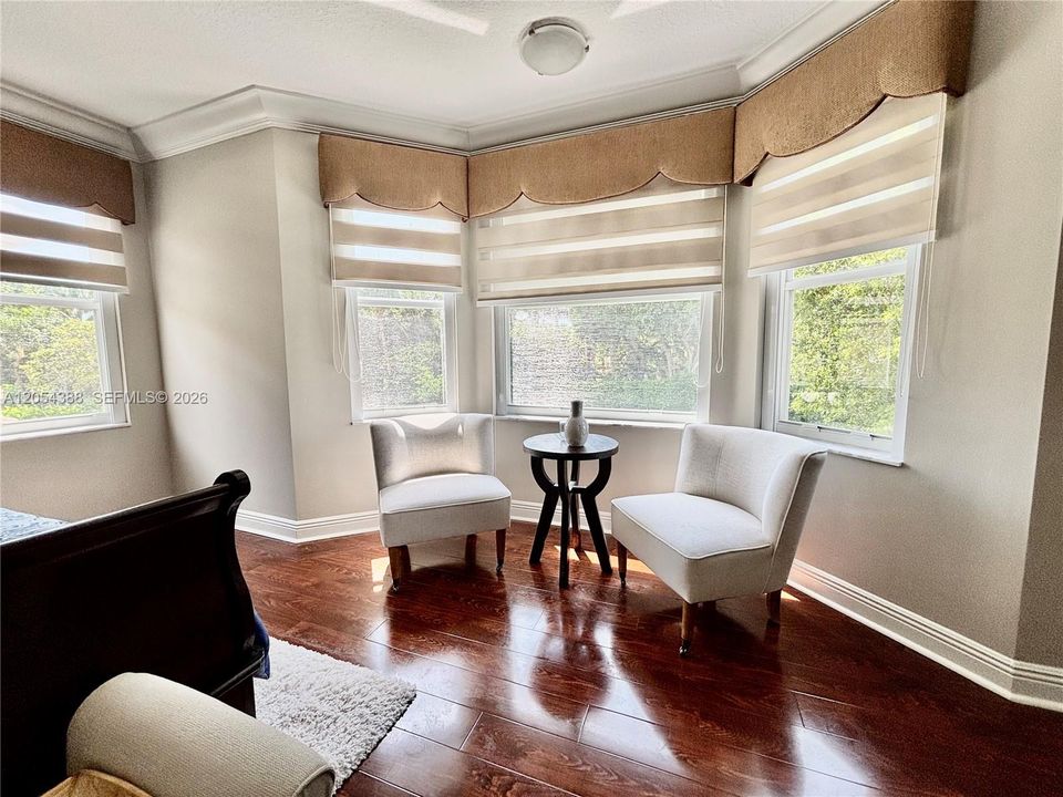 Activo con contrato: $675,000 (4 camas, 2 baños, 2525 Pies cuadrados)