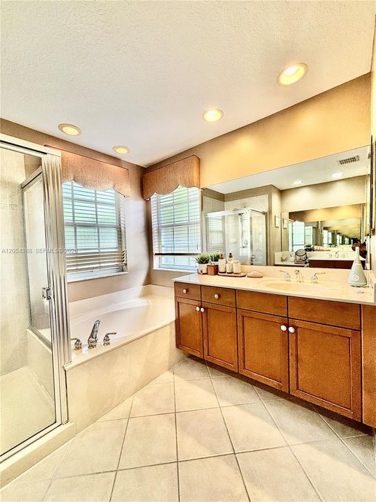 Activo con contrato: $675,000 (4 camas, 2 baños, 2525 Pies cuadrados)