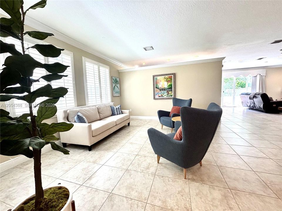 Activo con contrato: $675,000 (4 camas, 2 baños, 2525 Pies cuadrados)