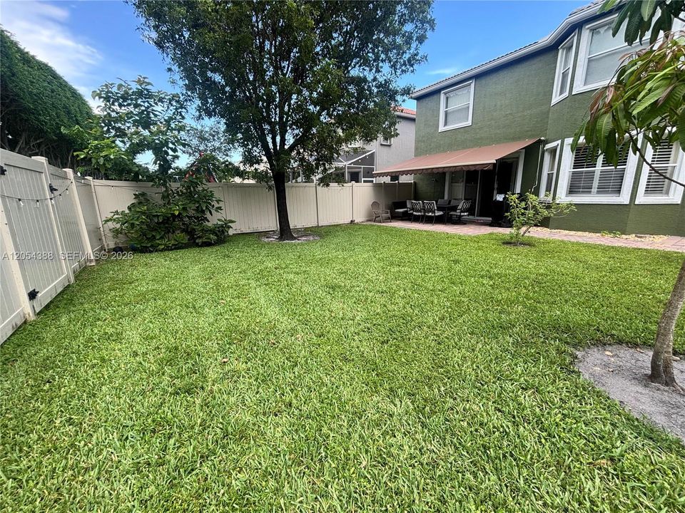 Activo con contrato: $675,000 (4 camas, 2 baños, 2525 Pies cuadrados)