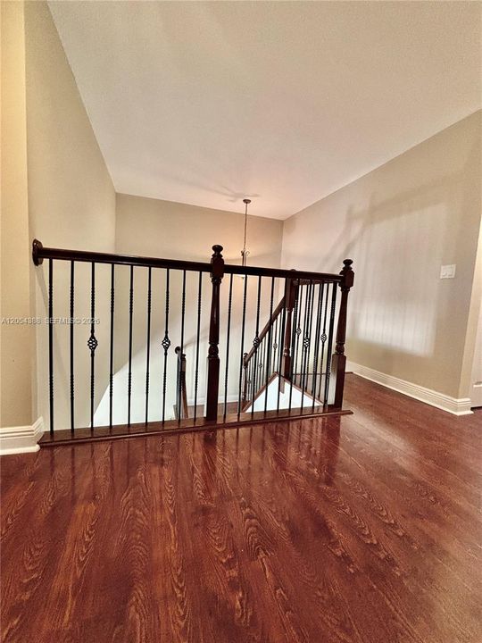 Activo con contrato: $675,000 (4 camas, 2 baños, 2525 Pies cuadrados)