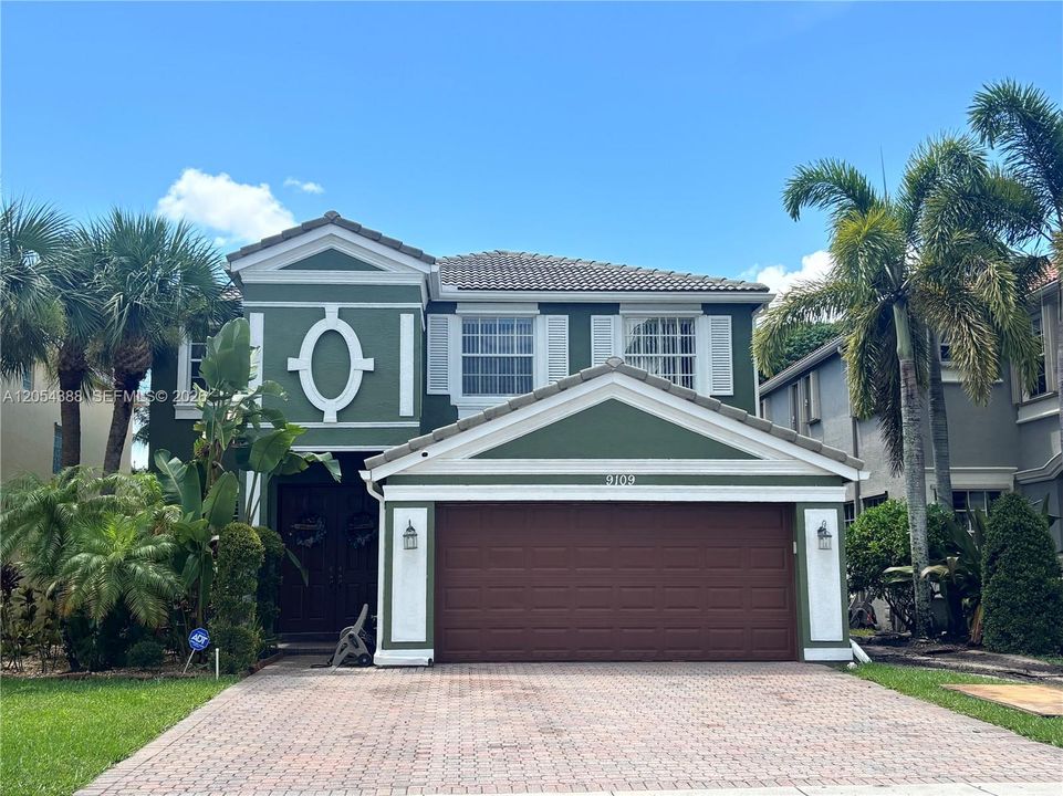 Activo con contrato: $675,000 (4 camas, 2 baños, 2525 Pies cuadrados)