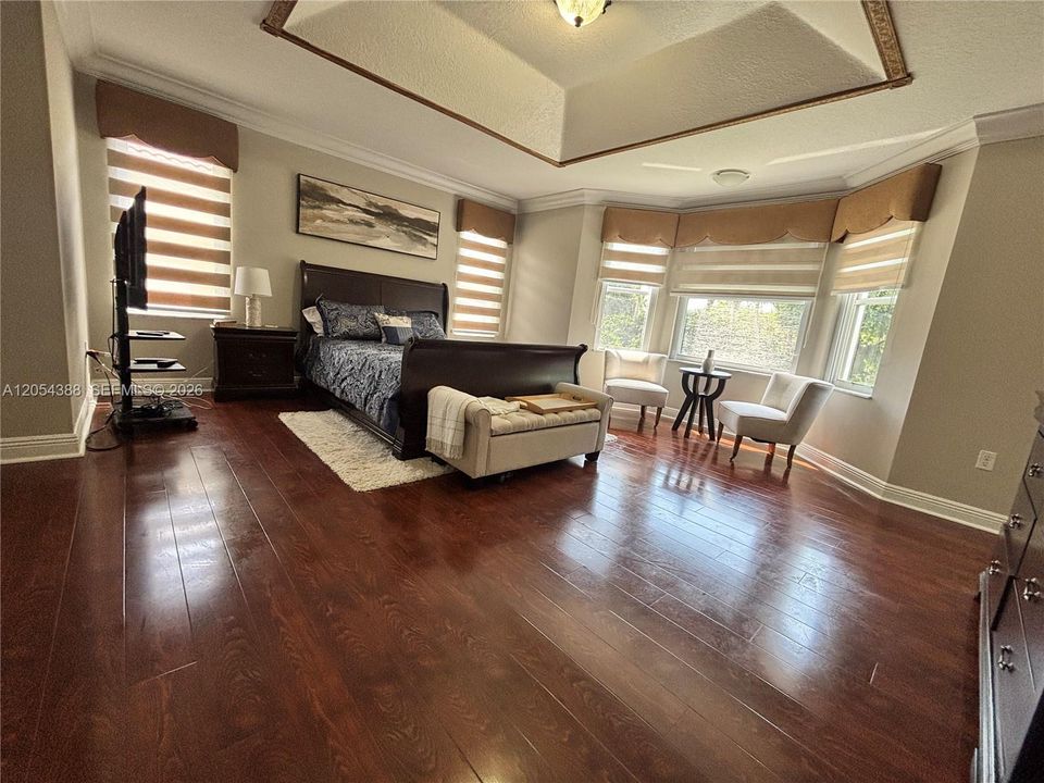 Activo con contrato: $675,000 (4 camas, 2 baños, 2525 Pies cuadrados)