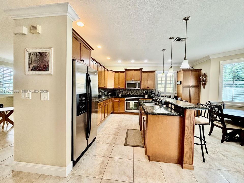 Activo con contrato: $675,000 (4 camas, 2 baños, 2525 Pies cuadrados)
