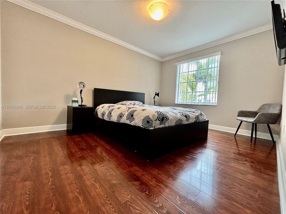 Activo con contrato: $675,000 (4 camas, 2 baños, 2525 Pies cuadrados)