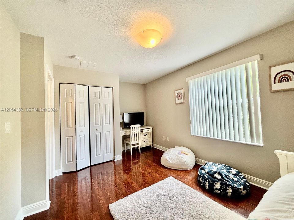Activo con contrato: $675,000 (4 camas, 2 baños, 2525 Pies cuadrados)