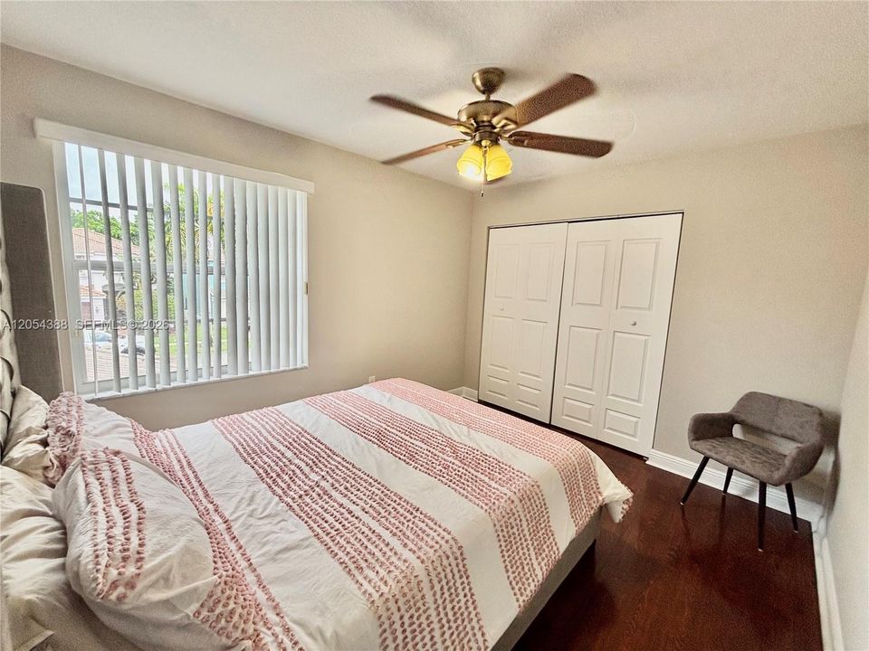 Activo con contrato: $675,000 (4 camas, 2 baños, 2525 Pies cuadrados)