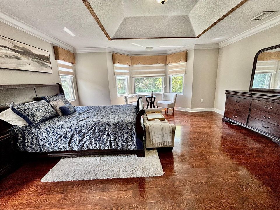 Activo con contrato: $675,000 (4 camas, 2 baños, 2525 Pies cuadrados)