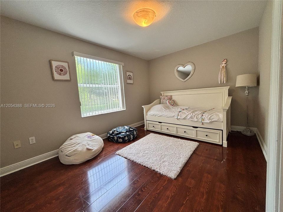 Activo con contrato: $675,000 (4 camas, 2 baños, 2525 Pies cuadrados)