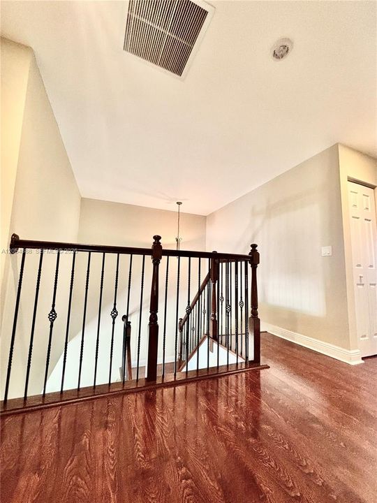Activo con contrato: $675,000 (4 camas, 2 baños, 2525 Pies cuadrados)