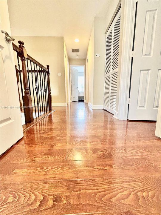Activo con contrato: $675,000 (4 camas, 2 baños, 2525 Pies cuadrados)