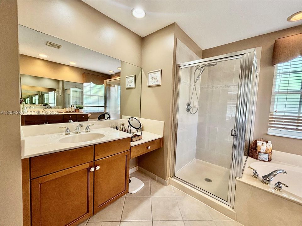 Activo con contrato: $675,000 (4 camas, 2 baños, 2525 Pies cuadrados)