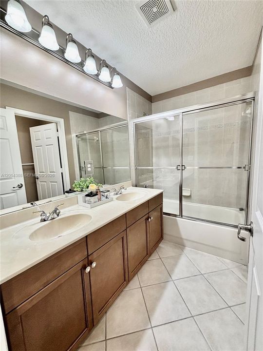 Activo con contrato: $675,000 (4 camas, 2 baños, 2525 Pies cuadrados)