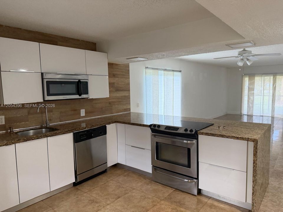 В аренду: $2,400 (2 спален, 2 ванн, 1231 Квадратных фут)