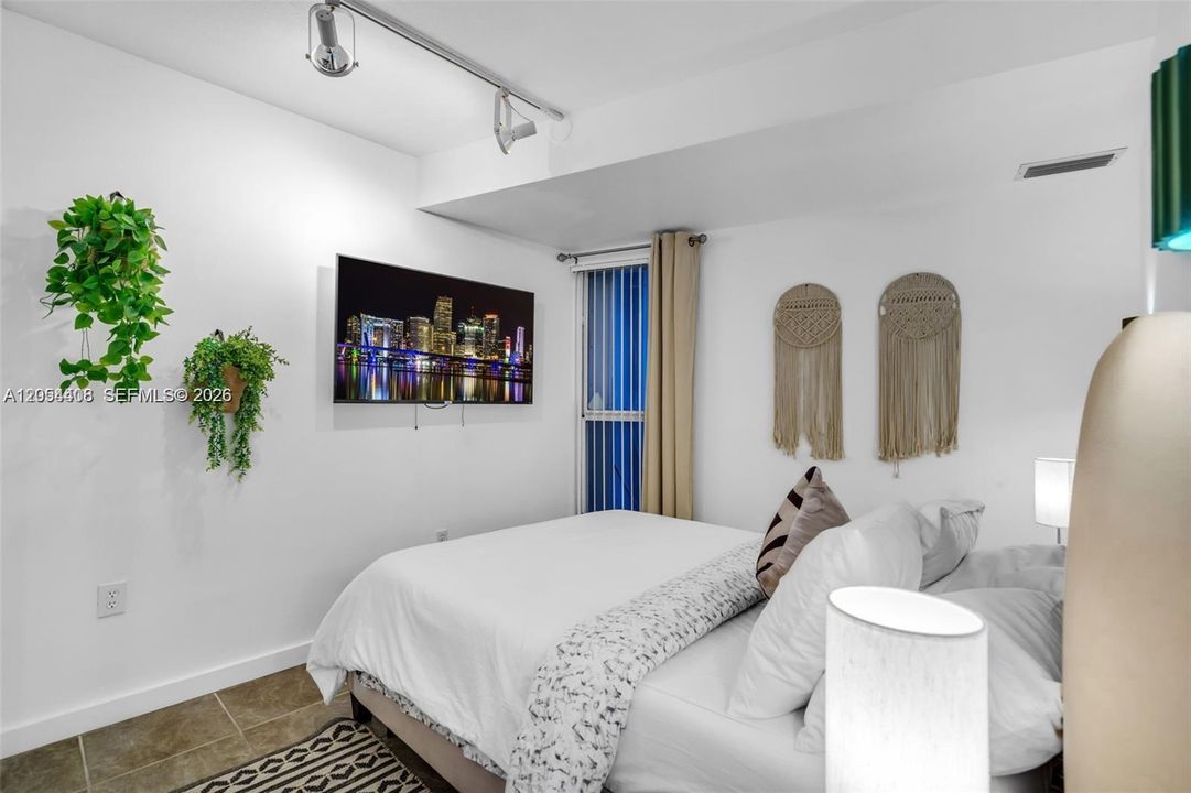 For Rent: $3,900 (3 beds, 2 baths, 1500 Square Feet)