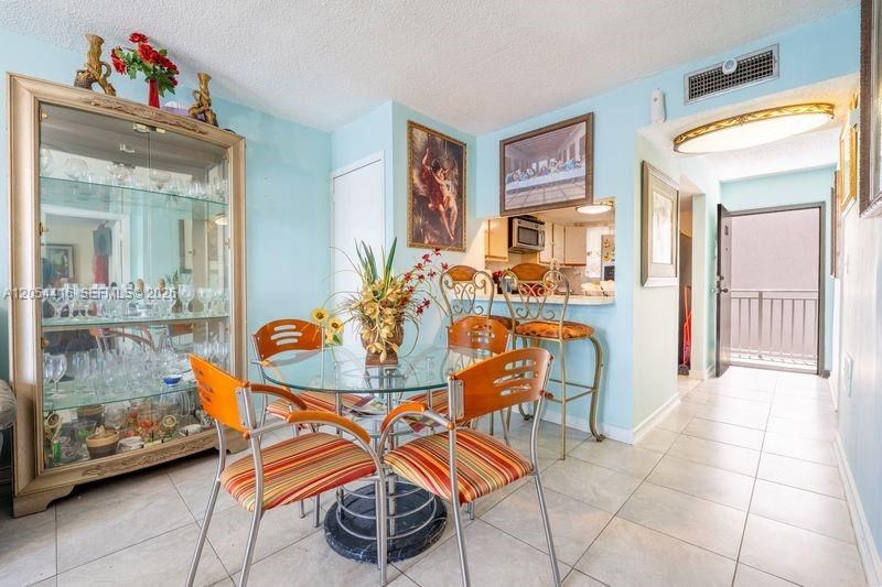 En Venta: $235,000 (2 camas, 2 baños, 800 Pies cuadrados)
