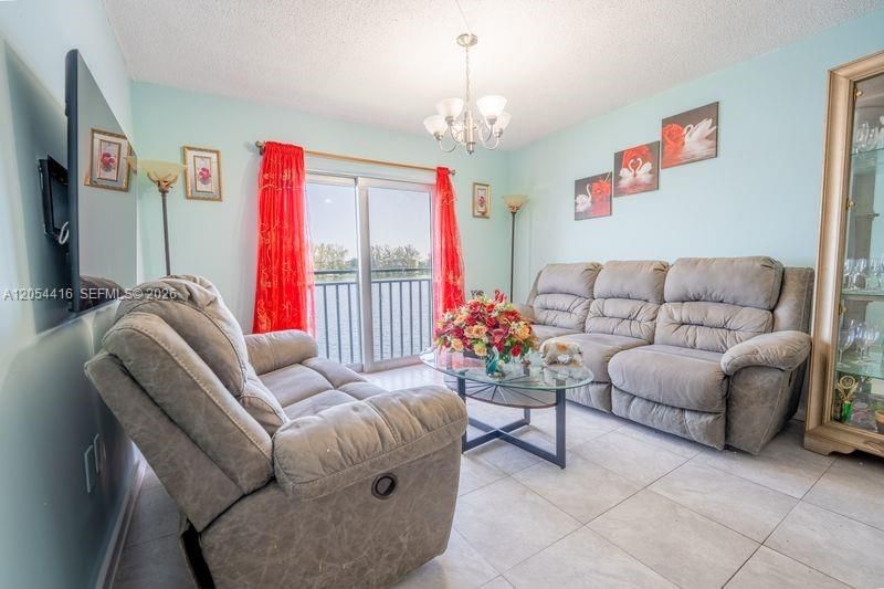 En Venta: $235,000 (2 camas, 2 baños, 800 Pies cuadrados)