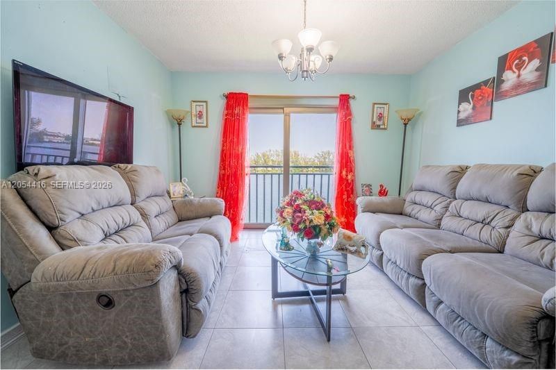 En Venta: $235,000 (2 camas, 2 baños, 800 Pies cuadrados)