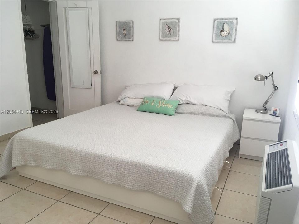 BEDROON WITH CLOSET