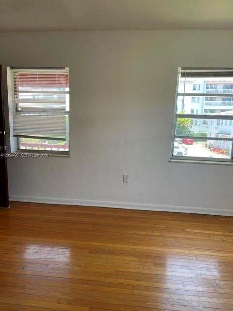 For Rent: $2,295 (1 beds, 1 baths, 850 Square Feet)