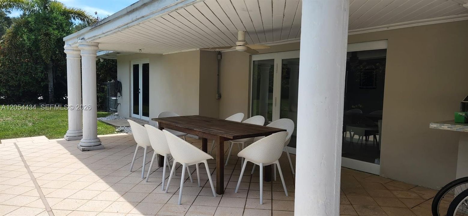 En Renta: $8,200 (4 camas, 3 baños, 2380 Pies cuadrados)