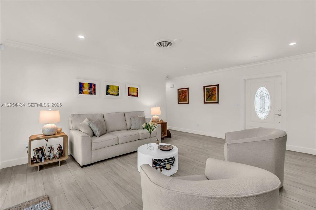 En Renta: $8,200 (4 camas, 3 baños, 2380 Pies cuadrados)