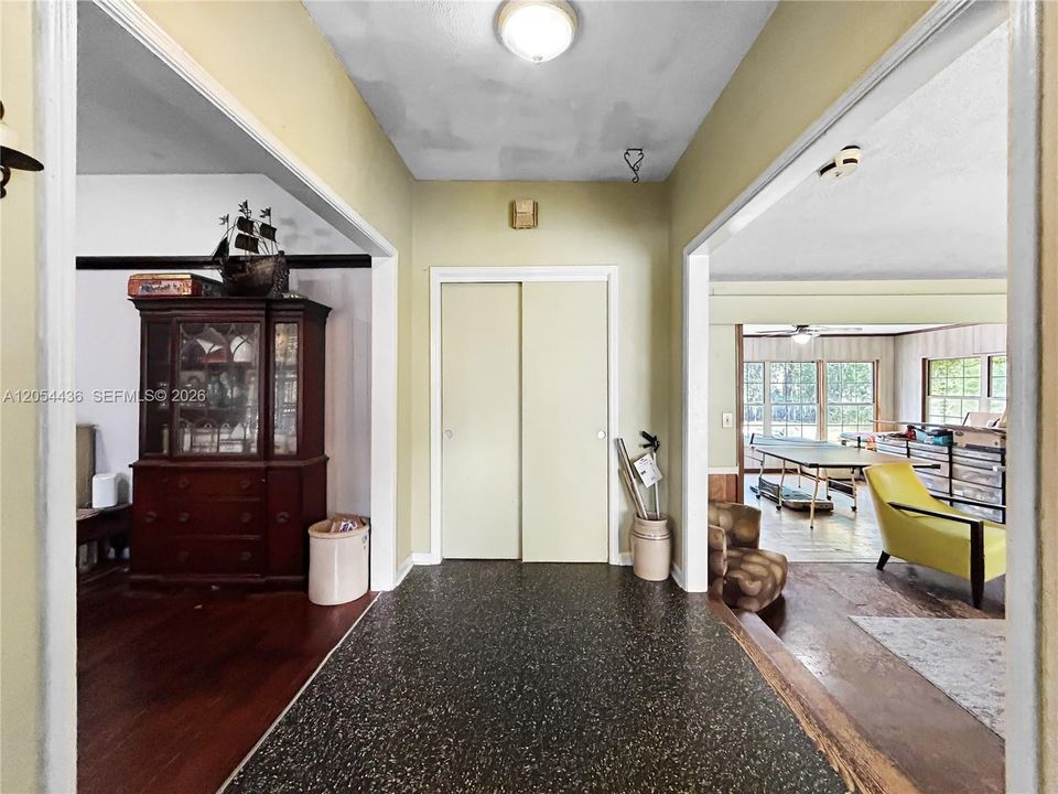 На продажу: $275,000 (4 спален, 2 ванн, 1908 Квадратных фут)