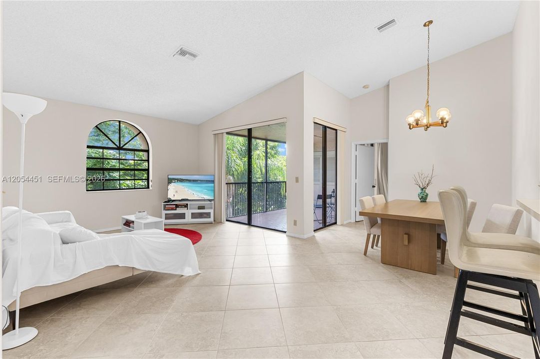 For Sale: $265,000 (2 beds, 2 baths, 1070 Square Feet)