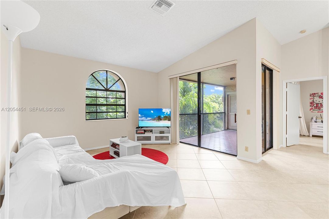 For Sale: $265,000 (2 beds, 2 baths, 1070 Square Feet)