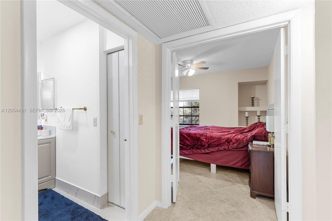For Sale: $265,000 (2 beds, 2 baths, 1070 Square Feet)