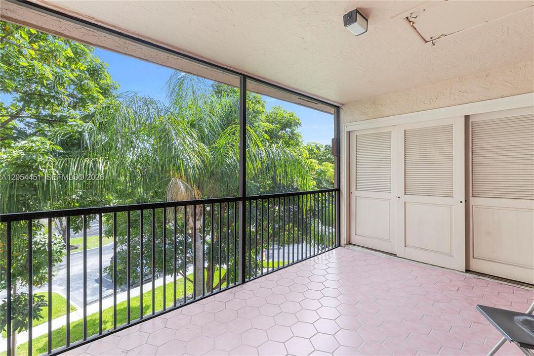 For Sale: $265,000 (2 beds, 2 baths, 1070 Square Feet)