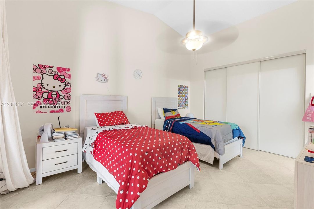 For Sale: $265,000 (2 beds, 2 baths, 1070 Square Feet)