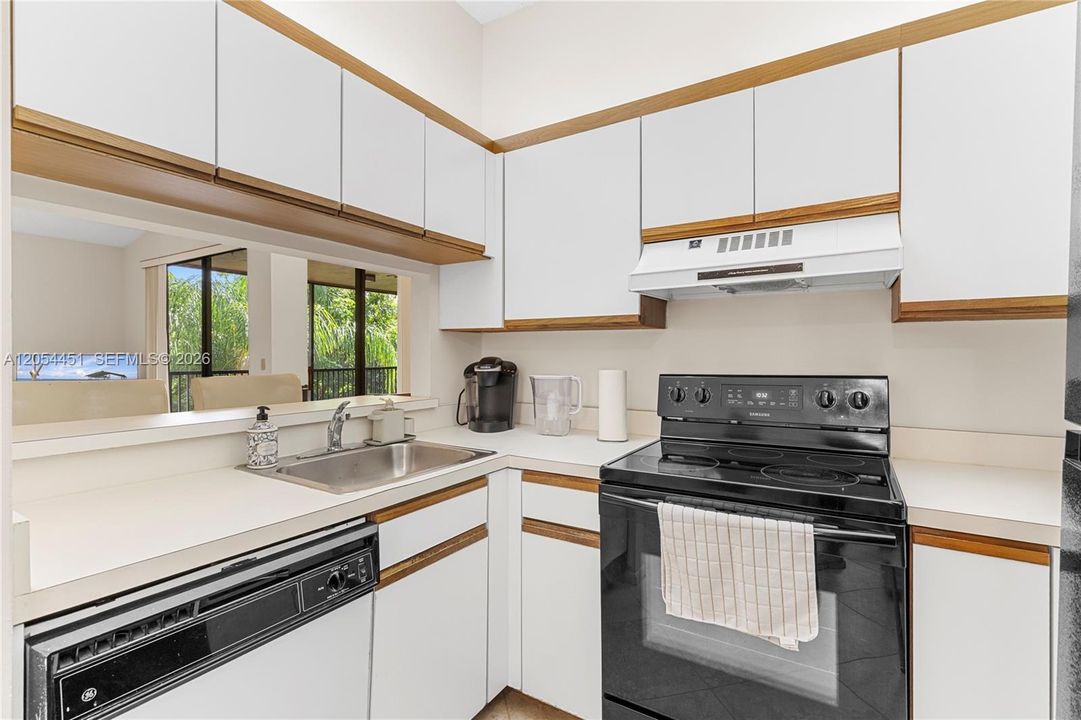 For Sale: $265,000 (2 beds, 2 baths, 1070 Square Feet)