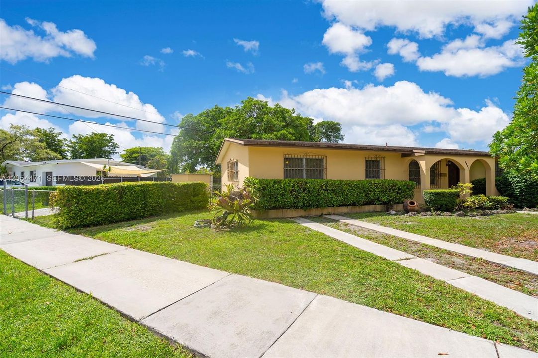 Activo con contrato: $599,900 (2 camas, 2 baños, 1327 Pies cuadrados)