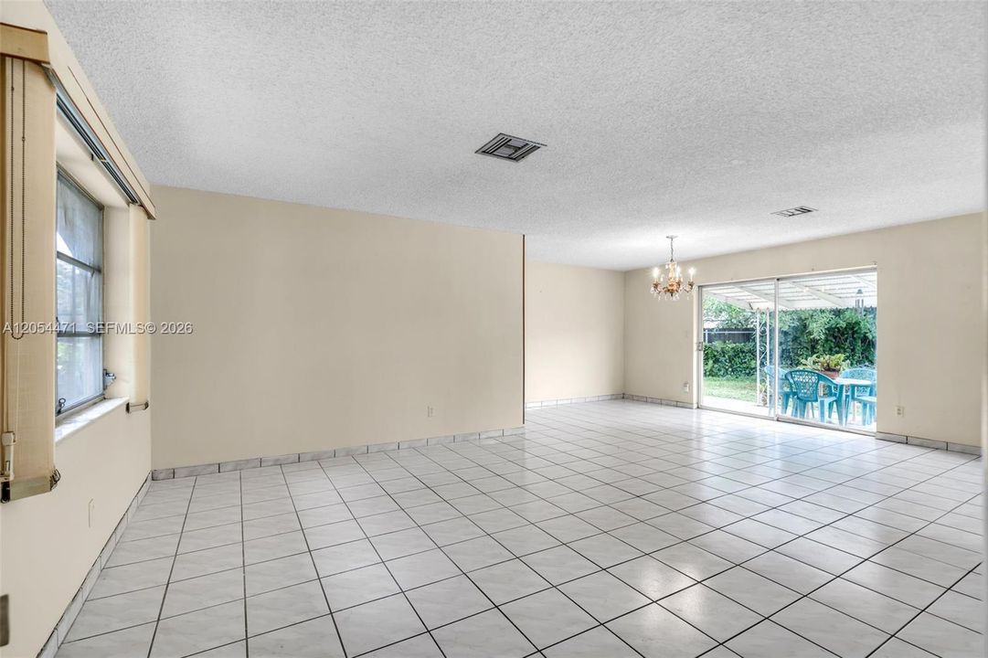 Activo con contrato: $599,900 (2 camas, 2 baños, 1327 Pies cuadrados)