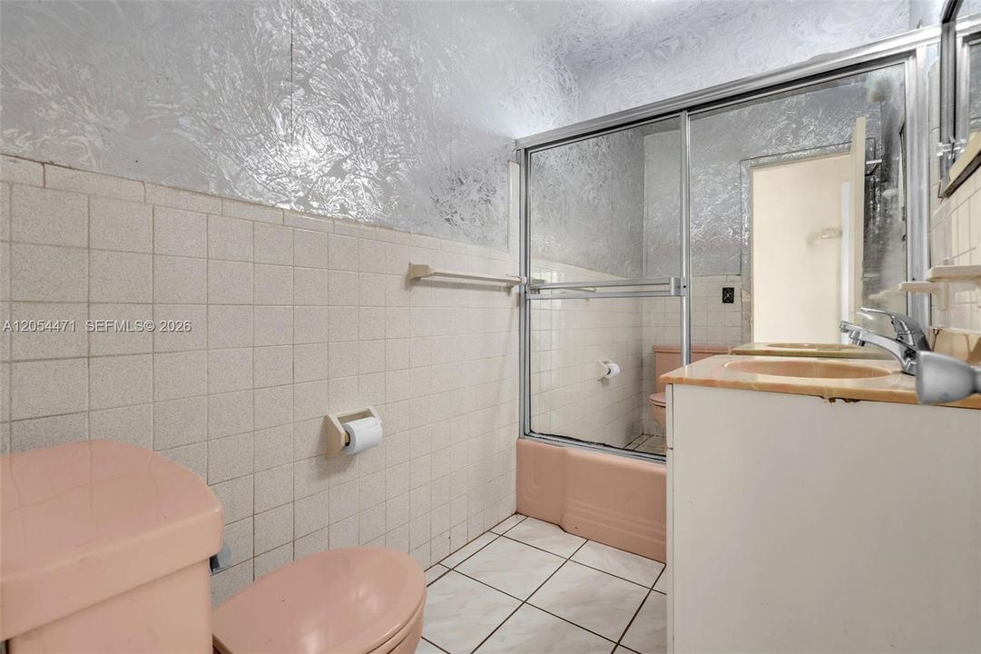 Bathroom near both bedrooms