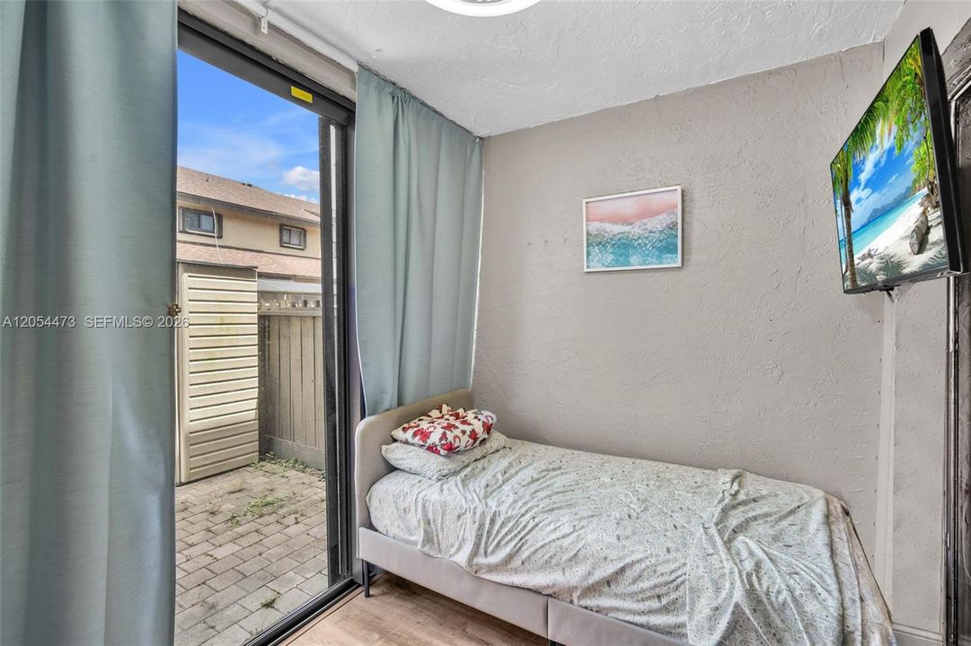 На продажу: $399,900 (2 спален, 2 ванн, 1302 Квадратных фут)