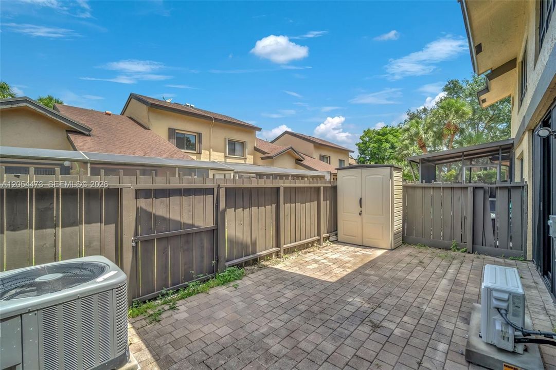 На продажу: $399,900 (2 спален, 2 ванн, 1302 Квадратных фут)