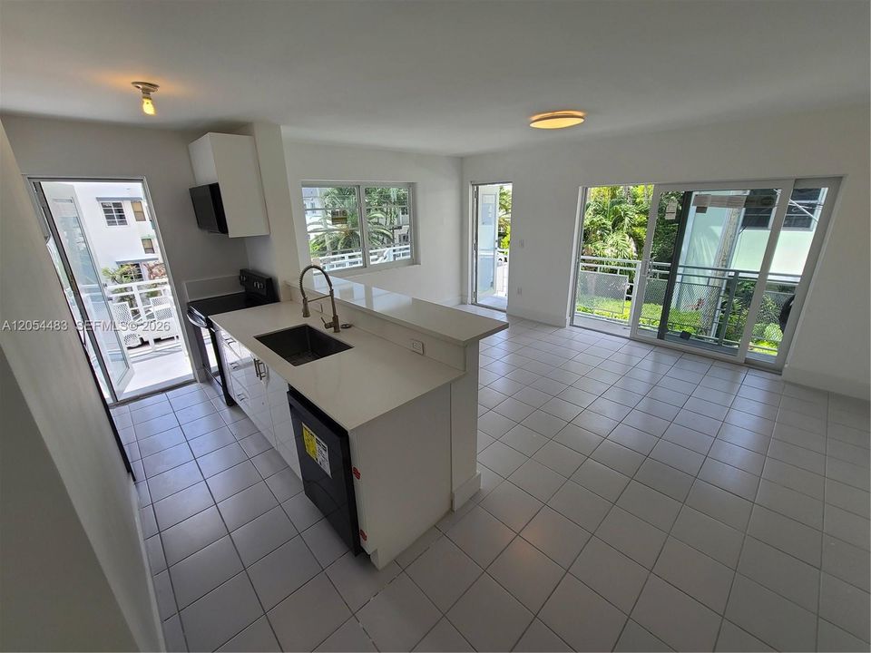 В аренду: $2,250 (1 спален, 1 ванн, 700 Квадратных фут)