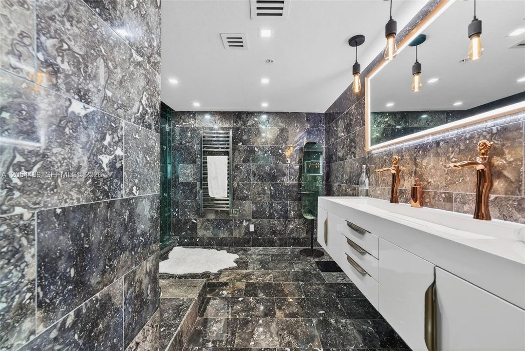 En Venta: $3,500,000 (3 camas, 3 baños, 2418 Pies cuadrados)