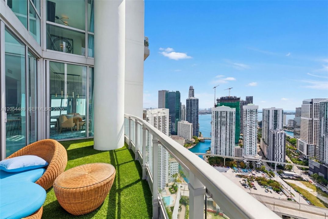 En Venta: $3,500,000 (3 camas, 3 baños, 2418 Pies cuadrados)