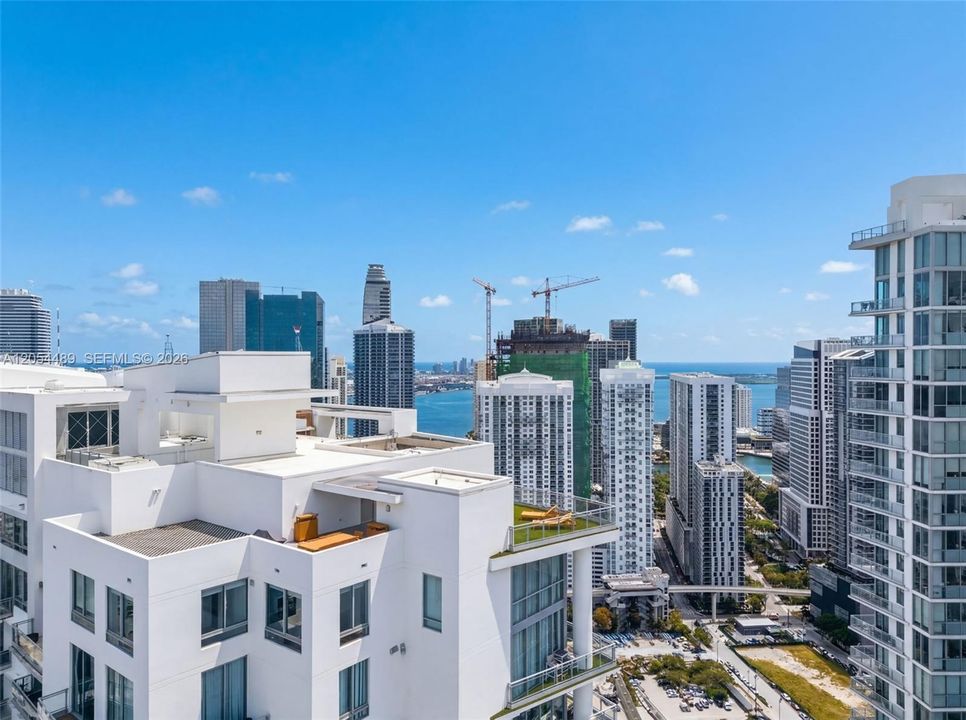 En Venta: $3,500,000 (3 camas, 3 baños, 2418 Pies cuadrados)