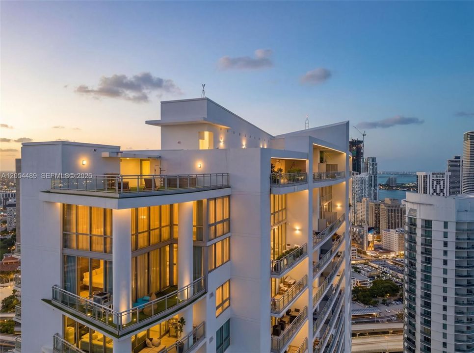 En Venta: $3,500,000 (3 camas, 3 baños, 2418 Pies cuadrados)