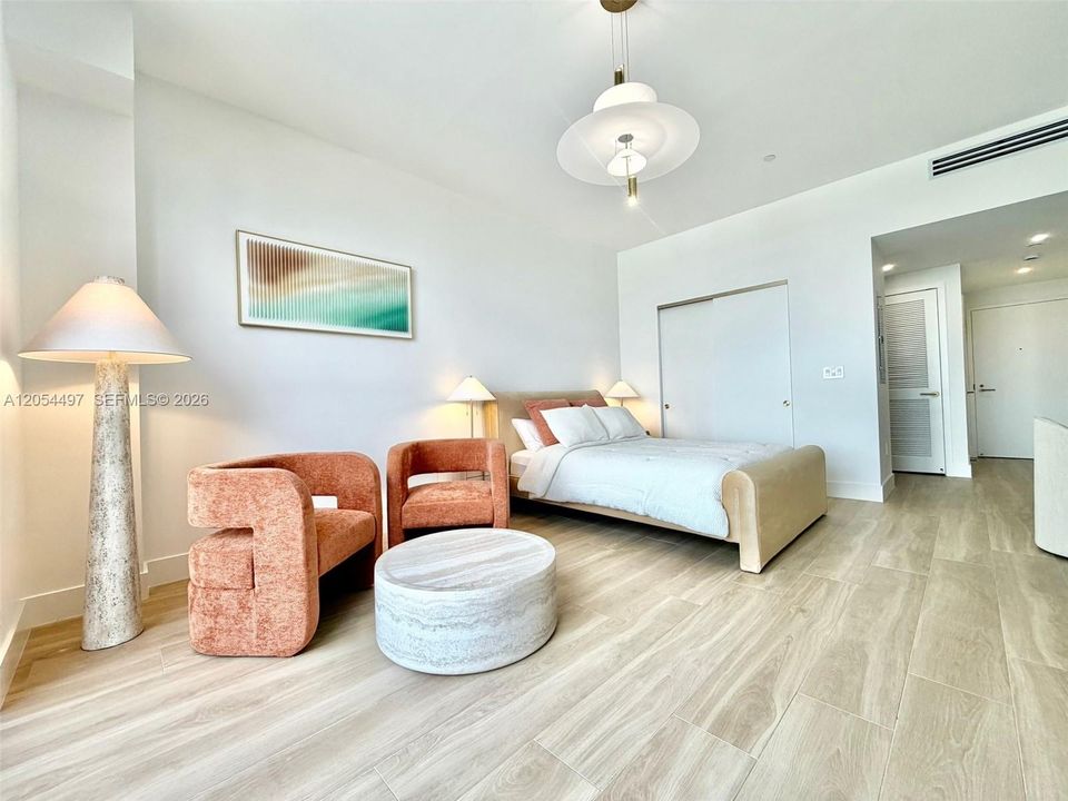 For Rent: $3,750 (0 beds, 1 baths, 569 Square Feet)