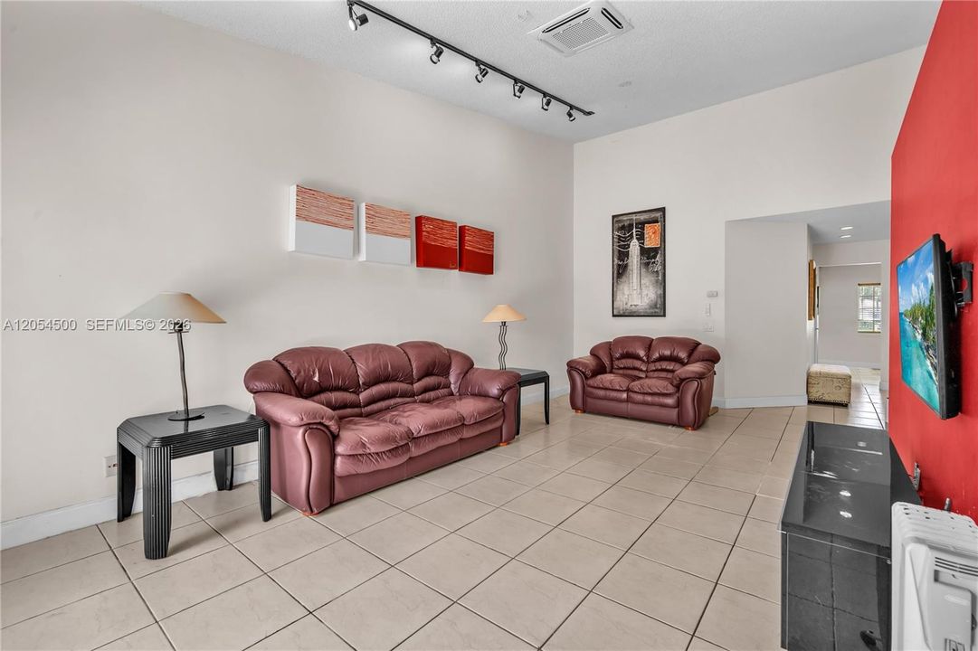 На продажу: $375,000 (2 спален, 1 ванн, 1030 Квадратных фут)