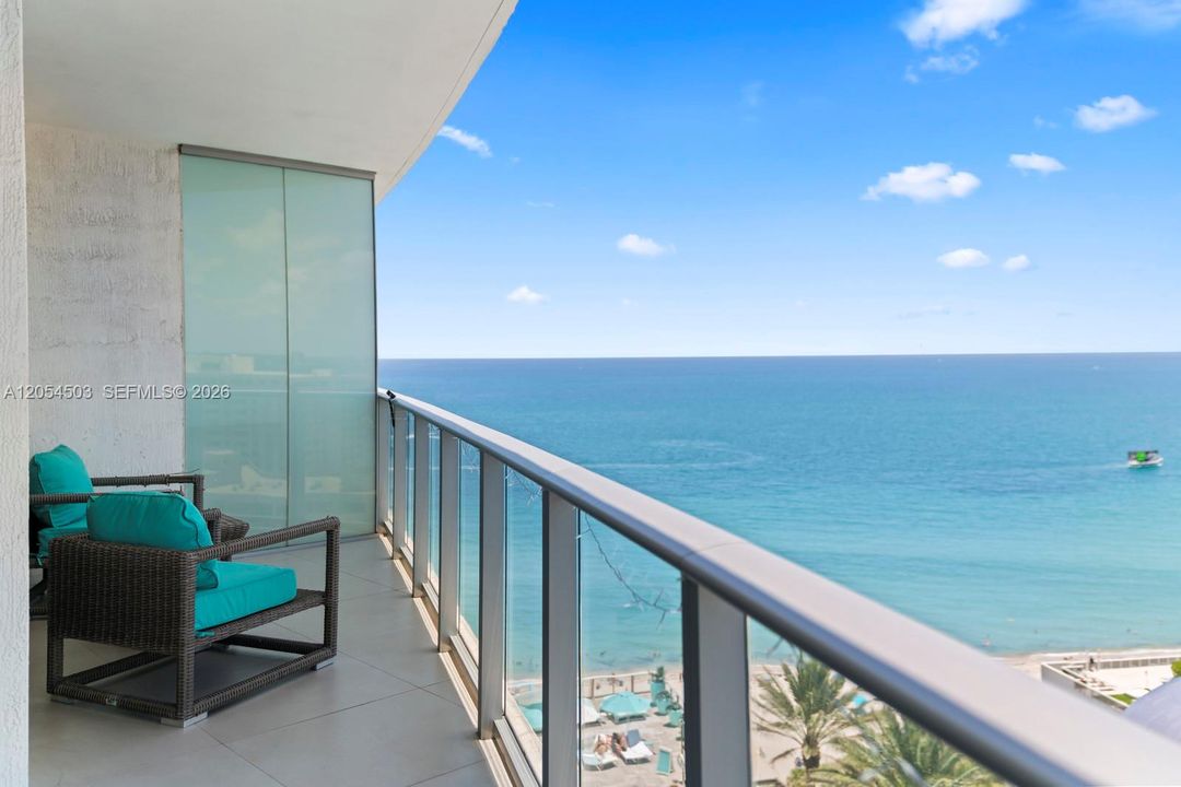For Sale: $600,000 (1 beds, 1 baths, 841 Square Feet)
