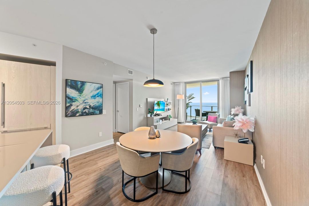 For Sale: $600,000 (1 beds, 1 baths, 841 Square Feet)